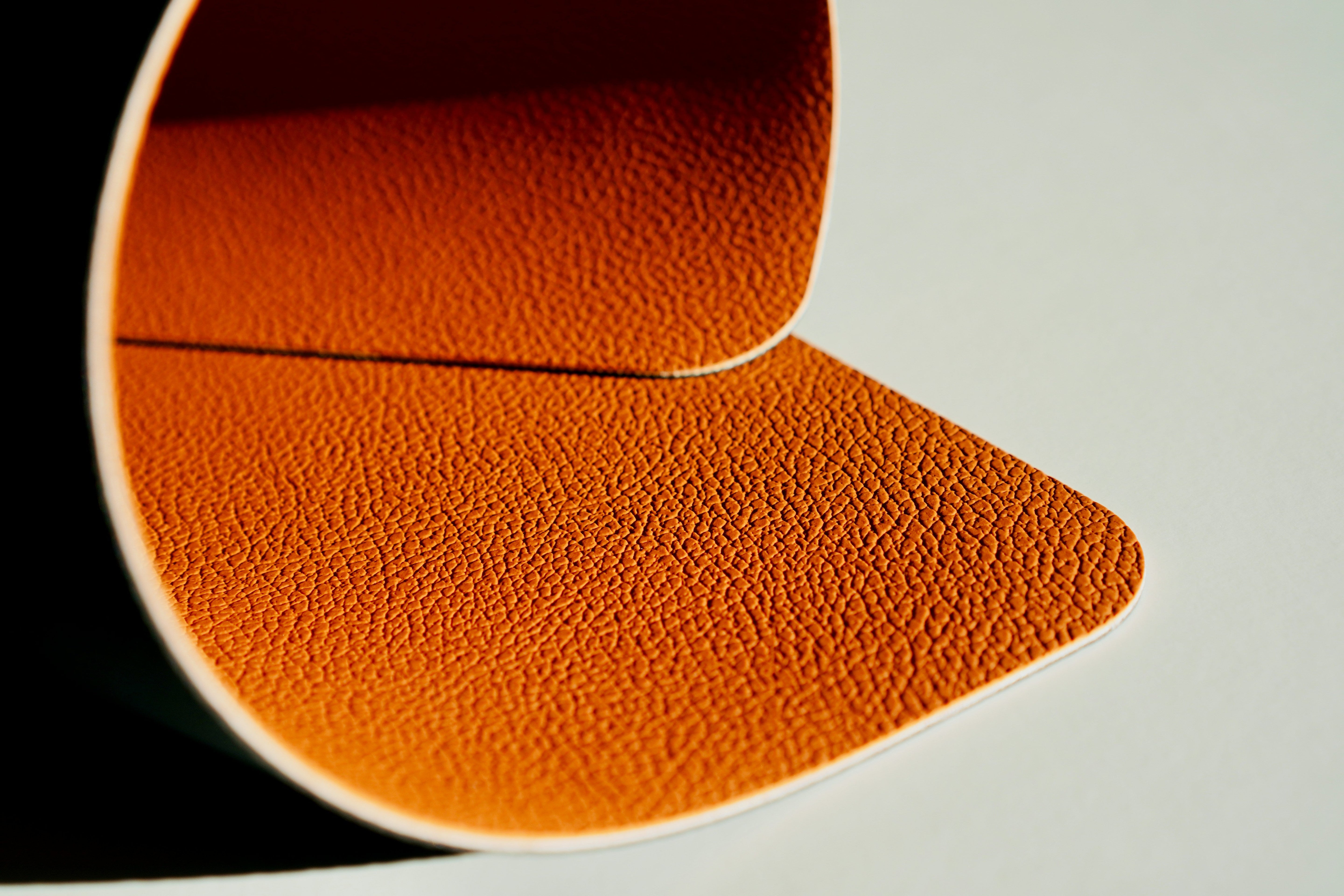 WHY LIGHT LEATHER GOODS MAKE LIFE EASIER